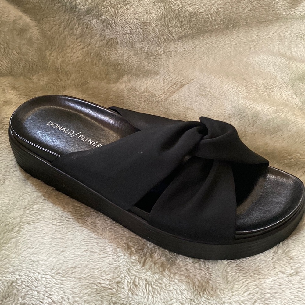 COPY - NWB Donald/ Pliner sandals color black 7.5.